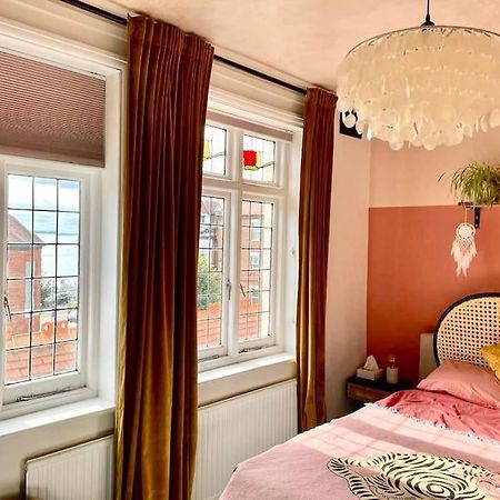 3 Bedroom Spacious Seaside Apartment With Estuary Views Southend-on-Sea Exterior photo