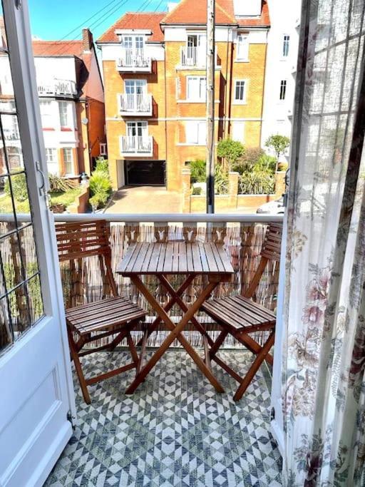 3 Bedroom Spacious Seaside Apartment With Estuary Views Southend-on-Sea Exterior photo